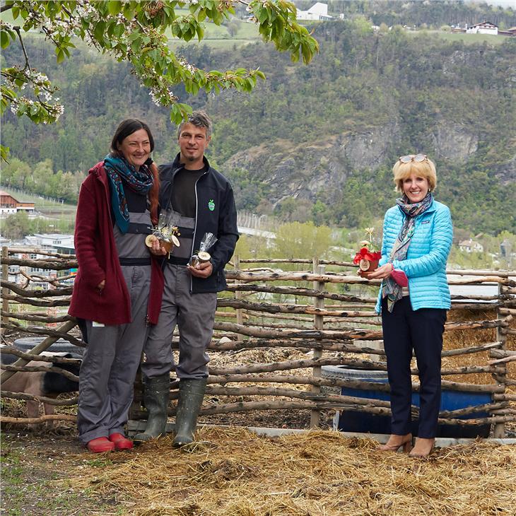 Landesrätin Deeg (r.) zu Gast bei Sabine und Klaus Mader, die am Rainergut bei Sarns hochsensiblen Kindern ein Lern- und Begleitumfeld bieten. (Foto: LPA/Greta Stuefer)