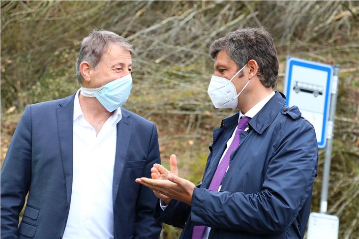 BM Niederbrunner und LR Alfreider haben vor kurzem das Startzeichen für den Bau der Lawinenschutzgalerie auf der Landesstraße bei Mühlwald gegeben. (Foto: LPA/Ingo Dejaco)