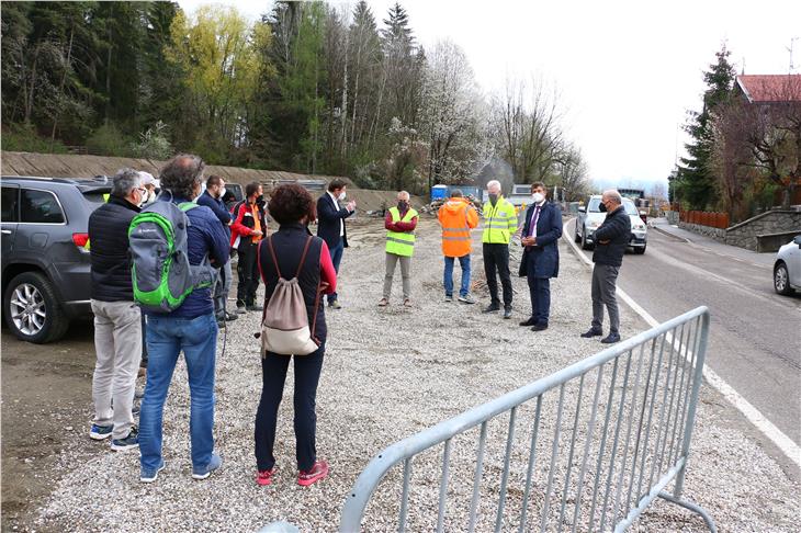 Beim Jägereck in St. Martin können die Arbeiten zur Straßenverbreiterung nun anlaufen. LR Alfreider und BM Ausserdorfer  (2. u 6.v.r.) bei der Besprechung mit den Technikern und Vertretern der Firmen. (Foto: LPA/Ingo Dejaco)