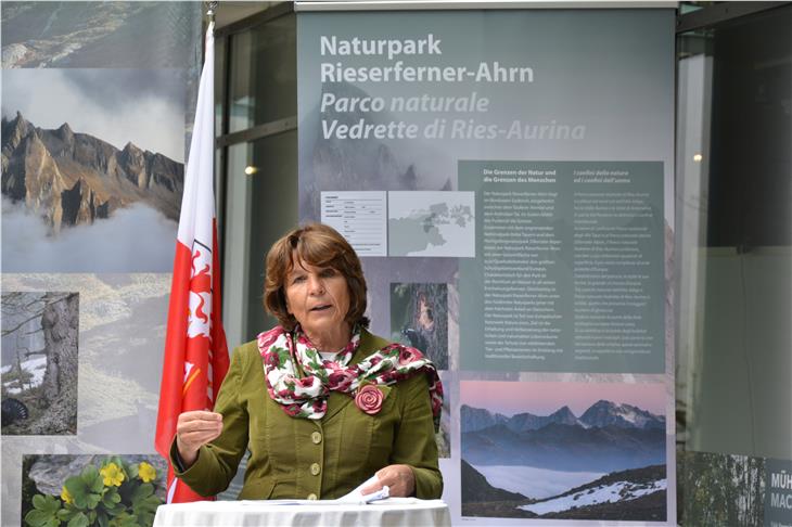 LRin Hochgruber Kuenzer: "Wir wollen die Verbundenheit der Naturparke mit der Bevölkerung unterstützen." (Foto: LPA/Marcella Morandini)