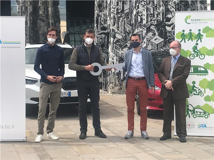 Symbolische Schlüsselübergabe für die E-Autos an die Betriebe: (v.l.) Ivan Passler (Leitner Energy), LR Alfreider, Reiterer und Minighini (Neogy) (Foto: LPA/STA/Margit Perathoner)