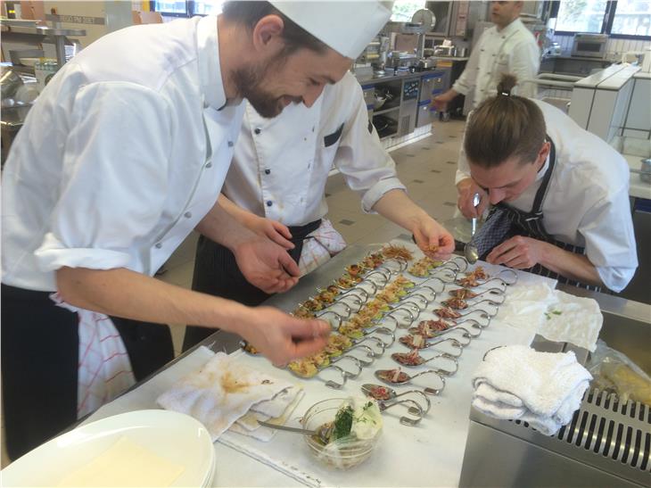 Einblick in die Ausbildung: Wer ab Herbst den Lehrgang "Küchenmeister" besuchen will, kann sich am 17. Mai online über die Details informieren. (Foto: LPA/Landesamt für Lehrlingswesen und Meisterausbildung)