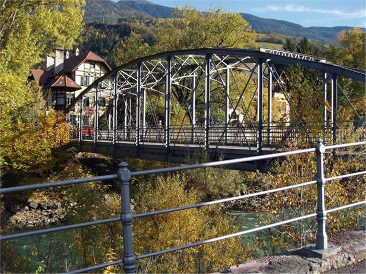 Die Widmannbrücke in Brixen, ein technisches Denkmal der Industriearchitektur des späten 19. Jahrhunderts, wird unter Denkmalschutz gestellt. (Foto: LPA/Pavel Rypar)