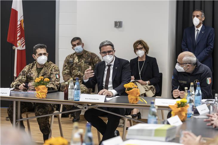 Tauschten sich beim Arbeitstreffen über die Impfsituation in Südtirol aus: (v.l. am Tisch) Figliuolo, Kompatscher, Curcio. (Foto: LPA/Tiberio Sorvillo)