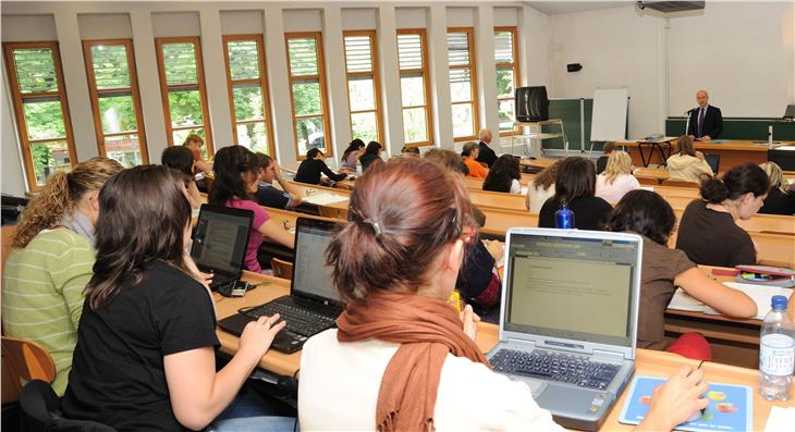 Laut Abkommen wird die PTH Brixen (im Bild: Hörsaal aus Vor-Covid-Zeit) unter anderem die Philosophie und Ethik zu einem deutlichen Schwerpunkt ausbauen. (Foto: PTH Brixen)