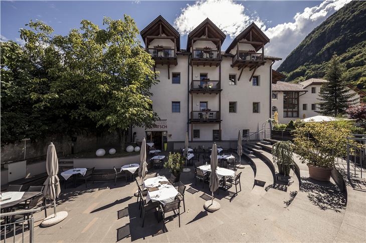 Die Lebenshilfe wird weiterhin das Inklusionshotel Masatsch in Oberplanitzing/Kaltern führen. Heute wurde dafür der geänderte Konzessionsvertrag gut geheißen. (Foto: Lebenshilfe/Florian Andergassen)