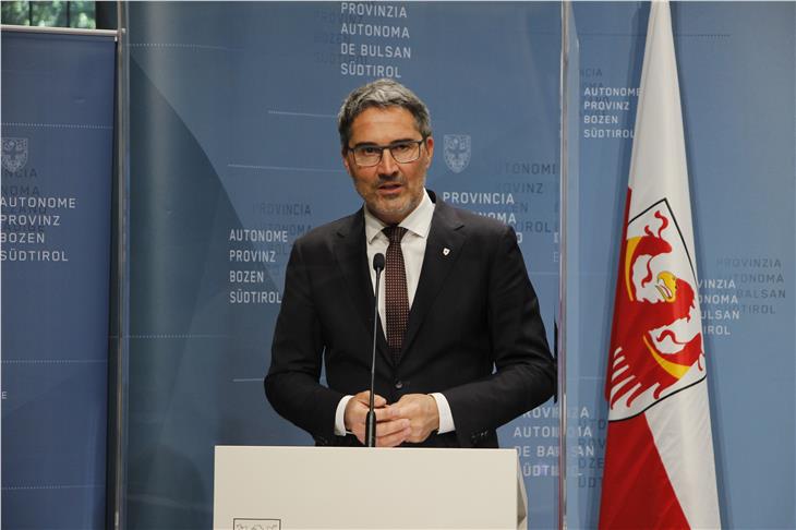 Auch in Südtirol ist die coronabedingte Ausgangssperre ab Mittwoch eine Stunde kürzer. Darüber informierte bei der heutigen Pressekonferenz der Landesregierung LH Kompatscher. (Foto: LPA)