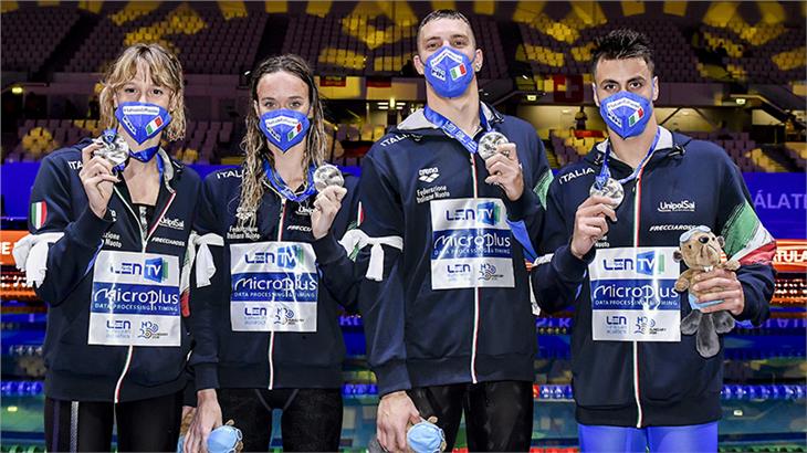 Der Bozner Stefano Ballo (3.v.l.) hat mit der Mixed Staffel über 200 Meter Freistil die Silbermedaille errungen. (Foto: Andrea Staccioli/Inside DBM)