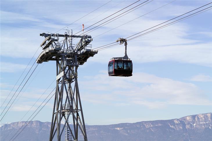 Nach der Entscheidung des Staatsrates können Rittner Bahn (im Bild), Rittner Schmalspurbahn und Mendelbahn ab morgen den Dienst wieder aufnehmen. (Foto: LPA)