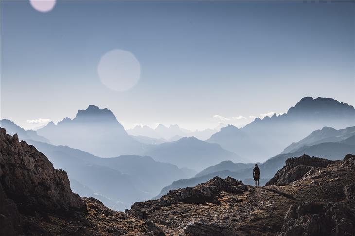 Wer im Sommer am Berg einkehren oder übernachten will, muss sich an die Gesundheitsschutz-Regeln der Südtiroler Schutzhütten halten. (Foto: LPA/Unsplash)