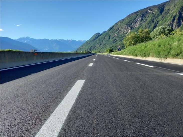 Nachher: Besonderes Material für den Straßenbelag der MeBo bei Nals und Terlan soll eine längere Haltbarkeit der Bitumschicht garantieren und weniger Lärm beim Befahren der Straße verursachen. (Foto: LPA)