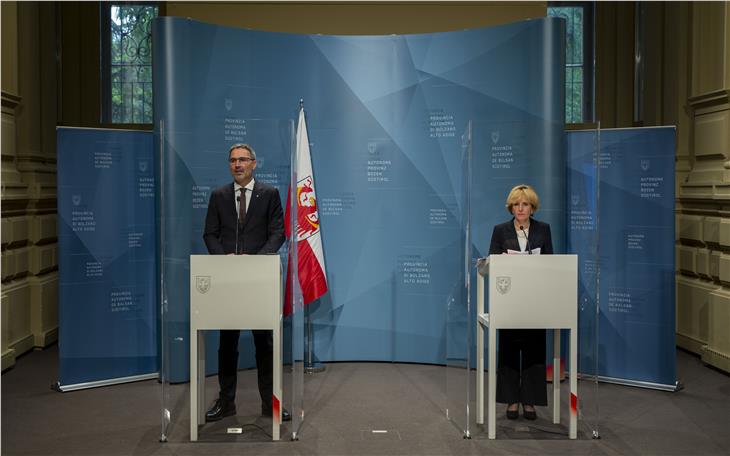 LRin Deeg (r.) präsentierte in der Pressekonferenz mit LH Kompatscher die Covid-Hilfen: "Wir setzen sie 2021 unter günstigeren Bedingungen fort." (Foto: LPA/Fabio Brucculeri)