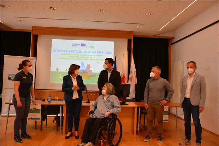 Stellten innovative barrierefreie Naturerlebnisse vor (v.l.): Fabiana Polli (Stiftung Dolomiten UNESCO), LRin Hochgruber Kuenzer, Enzo Dellantonio und Günther Ennemoser (independent L.), Christian Weber und Peter Daldos (GEOPARC Bletterbach).