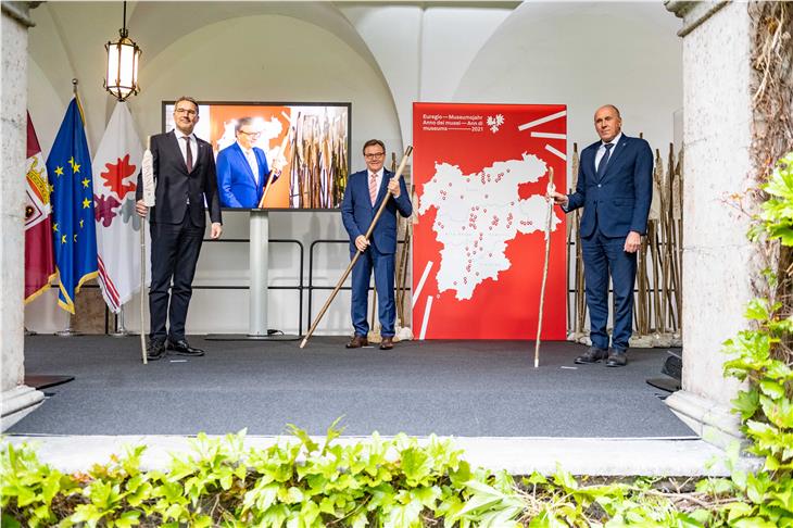 Wanderstöcke als Symbol für das Motto "Mobilität" des Euregio-Museumsjahrs: Im Bild mit (v.l.) LH Kompatscher, LH Platter und LHStv Tonina (Foto: Land Tirol/G. Berger)