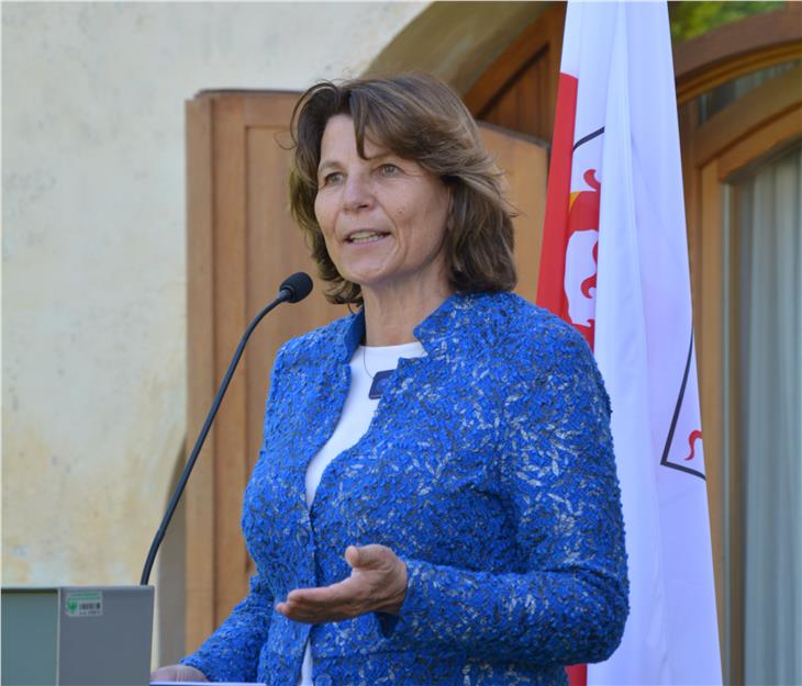 Landesrätin Hochgruber Kuenzer bei der heutigen Einsetzung des neuen Denkmalbeirates, dem sie vorsitzt. (Foto: LPA/Marcella Morandini)