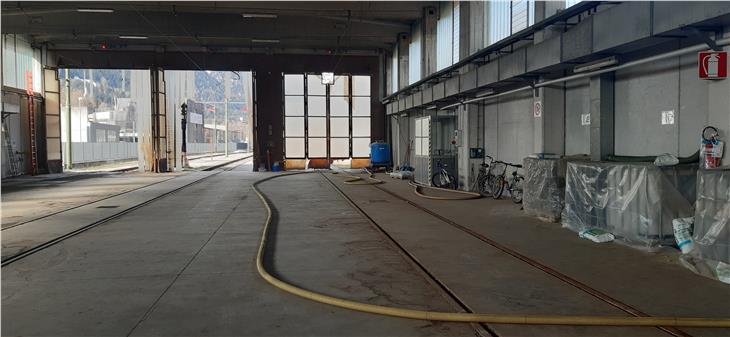 Die Bahn-Remise Innichen wird bis zum Herbst vergrößert. (Foto: LPA/STA)