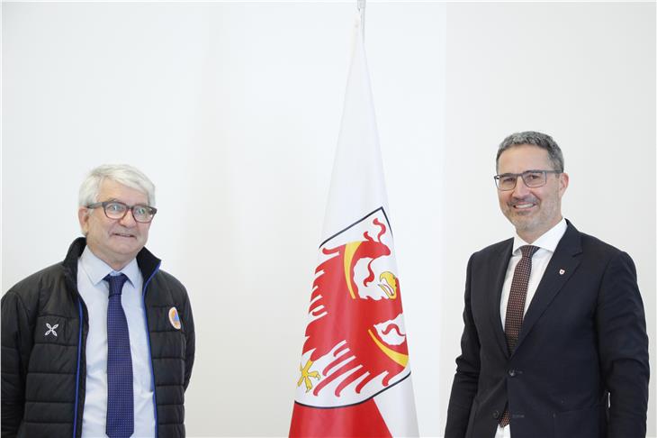 Dank für jahrzehntelangen Einsatz für ein sicheres Land: Landeshauptmann Kompatscher (re.) beim Abschiedsbesuch von Direktor Pollinger am 25. Mai. (Foto: LPA/Maja Clara)