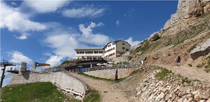 Mit dem ÖPP-Projekt "Kölner Hütte", das den Abbruch und Wiederaufbau der Kölner Hütte vorsieht, hat sich die Dienststellenkonferenz beschäftigt. (Foto: LPA/Landesabteilung Hochbau)