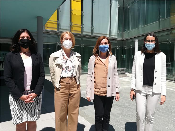 Haben das Projekt begleitet: (v.l.) Christiane Burgi, Verena Mitterer, Schulinspektorin für Deutsch, "Pascoli"-Direktorin Laura Cocciardi und Tatjana Schenke-Olivieri (Foto: LPA)