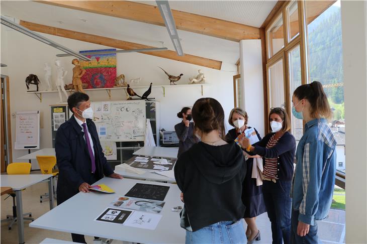 LR Alfreider und Schulamtsleiterin Ploner Lehrerin Katia Mussner (2.v.r.) im Gespräch mit den Schülerinnen der 5. Klasse der Landesberufsschule für das Kunsthandwerk (Foto: LPA/Sara Runggaldier)