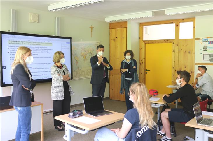 Besuch im Oberschulzentrum in Stern (von links): die Lehrerin Elisabeth Frenner Suani, Schulamtsleiterin Ploner, LR Alfreider und Direktorin Elena Pellegrini (Foto: LPA/Roman Clara)