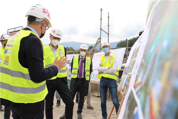 Die Arbeiten für die neue Einfahrt ins Gadertal laufen auf Hochtouren: Lokalaugenschein mit Abteilungsdirektor Valentino Pagani, LH Arno Kompatscher, LR Daniel Alfreider und dem technischen Direktor der STRABAG Andrea Marzi. (Foto: LPA/Ingo Dejaco)