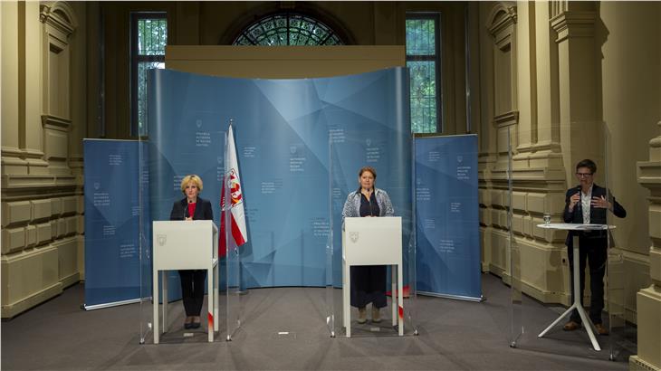 Landesrätin Deeg hat heute gemeinsam mit Gerlinde Haller und Familienagentur-Direktorin Plaseller den ersten Südtiroler Familienförderplan vorgestellt. (Foto: LPA/Fabio Brucculeri)