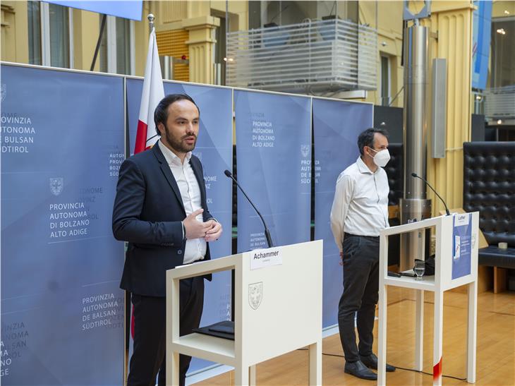 Der neueste Arbeitsmarktbericht: LR Philipp Achammer (l.) und Abteilungsdirektor Stefan Luther bei der heutigen Pressekonferenz zur Entwicklung der Arbeitsmarktdaten. (Foto: LPA/Fabio Brucculeri)