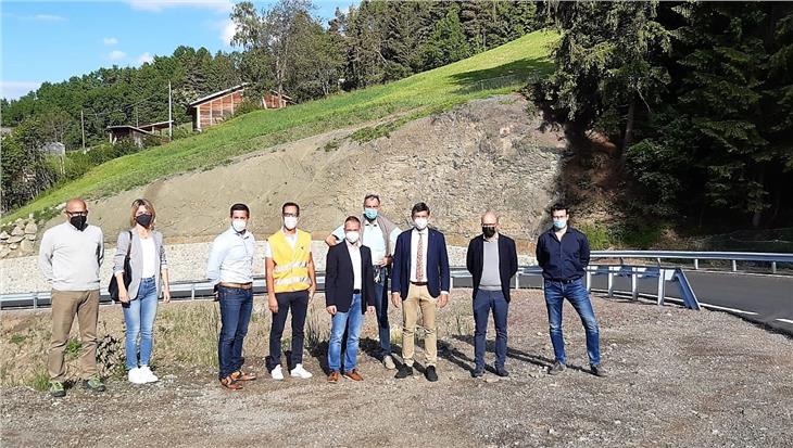 Lokalaugenschein am gesicherten Straßenabschnitt in Tanürz/Lajen: Roland Ploner, Andrea Mitterrutzner, Armin Kerschbaumer, Marco Losso, BM Leiter, Peter Cappello, LR Alfreider, AD Pagani und Davide Maniezzo. (Foto: LPA/Kevin Lando)