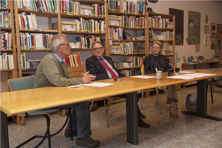 Kooperationsvereinbarung unterzeichnet (v.r.): Landeskonservatorin Karin Dalla Torre, Giorgio Postal, Präsident der "Fondazione Museo storico del Trentino" und Edi Rabini, Präsident der Alexander-Langer-Stiftung in Bozen. (Foto: LPA/L