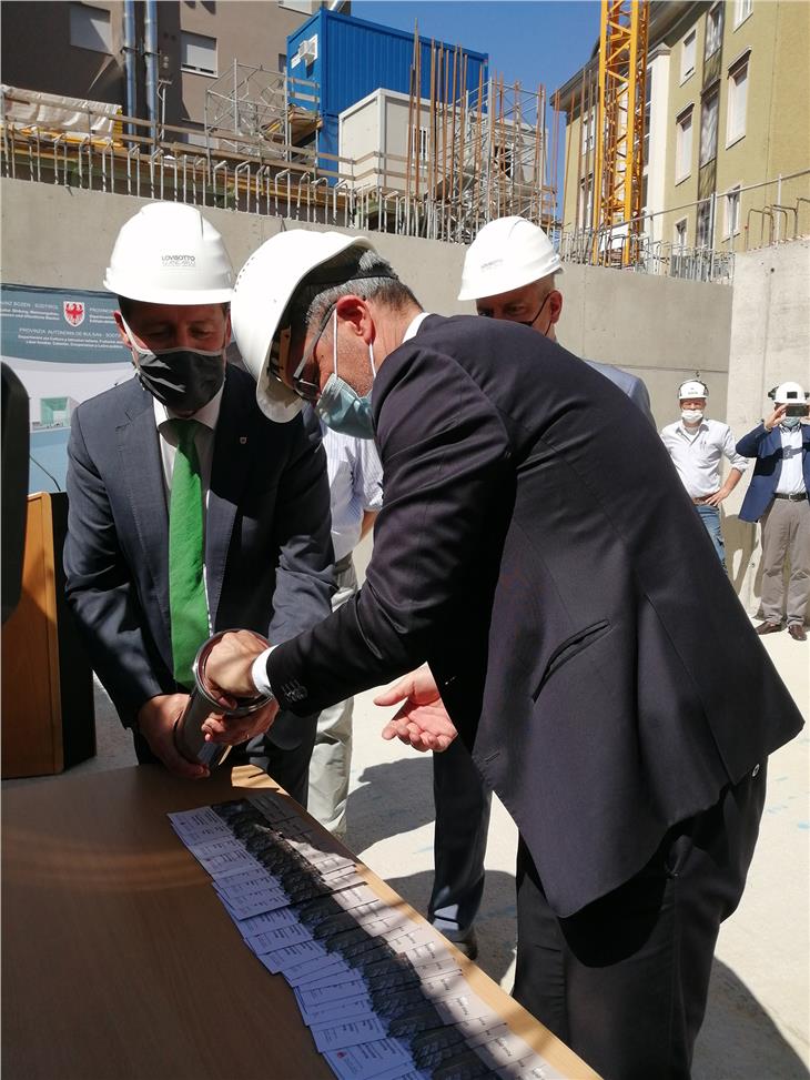 LH Kompatscher und LR Bessone setzen die Urkunde in den symbolischen Grundstein des neuen Personal-Landhauses ein. (Foto: LPA/Igor Cocca)