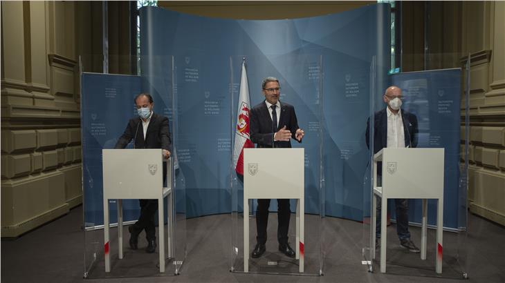 Südtirol werde ab 21. Juni die vom Staat vorgesehenen Lockerungen der Anti-Corona-Regeln übernehmen, so LH Arno Kompatscher (Mitte) bei der Pressekonferenz zur Landesregierungssitzung. (Foto: LPA/Fabio Brucculeri)