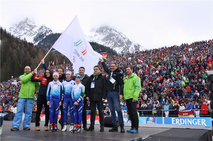 LH Kompatscher (im Bild 2.v.r. bei einem Vor-Coronazeiten-Auftritt im Biathlonstadion), leitet das heute ernannte olympische Landeskoordinierungskomitee. (Foto: Biathlon Antholz/Kuenes)