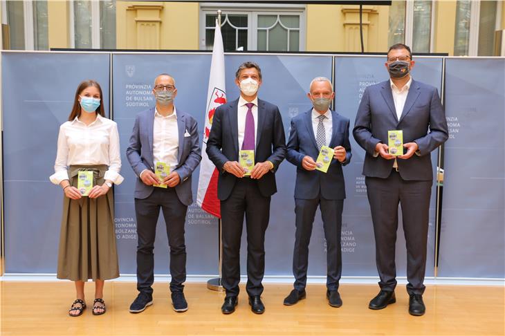 Das Dolomiten UNESCO Welterbe in Prags, auf der Plätzwiese und im Gebiet Drei Zinnen sanft er-fahrbar machen: Sophia Oberjakober (Mobilitätskonsortium Pustertal), Unterweger, LR Alfreider, BM Mittermair und Pichler. (Foto: LPA/Ingo Dejaco)