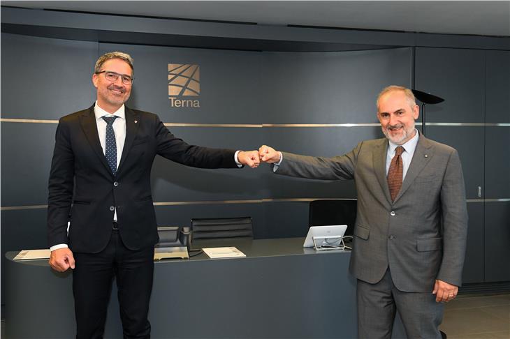 LH Kompatscher und Terna-GF Stefano Donnarumma (r.) tauschten sich in Rom zu den zahlreichen Hochspannungsleitungs-Projekten von Terna in Südtirol aus. (Foto: LPA/Terna)