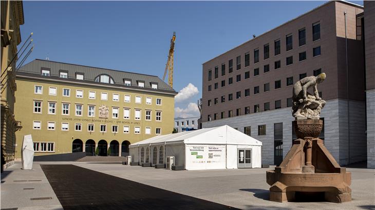 Vom Test- zum Impfzentrum: Die Zeltstruktur am Silvius-Magnago-Platz wird am 18. Juni zum letzten Mal für Nasenflügeltests genutzt. Es folgt die Umwandlung in ein Impfzentrum. (Foto: LPA/Fabio Brucculeri)