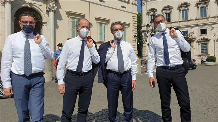 v.r.n.l.: LH Arno Kompatscher mit dem Präsidenten der Region Lombardei Attilo Fontana, dem Präsidenten der Region Venetien Luca Zaia und seinem Trentiner Amtskollegen Maurizio Fugatti (Foto: Davide Cordua)