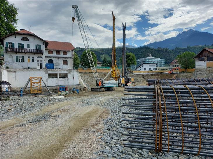 An der Nord-Westumfahrung Meran wird nun in Deckelbauweise weitergebaut, um die Staub- und Lärmbelastung gering zu halten. (Foto: LPA)