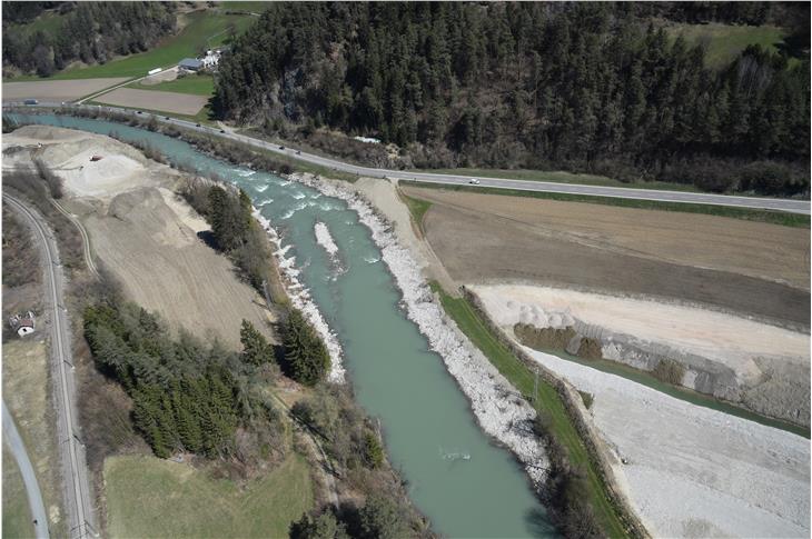 Das Landesamt für Wildbach- und Lawinenverbauung Ost in der Agentur für Bevölkerungsschutz hat das Bachbett der Rienz bei Ehrenburg in den vergangenen Wochen neu gestaltet. (Foto: Agentur für Bevölkerungsschutz/Luca Messina)