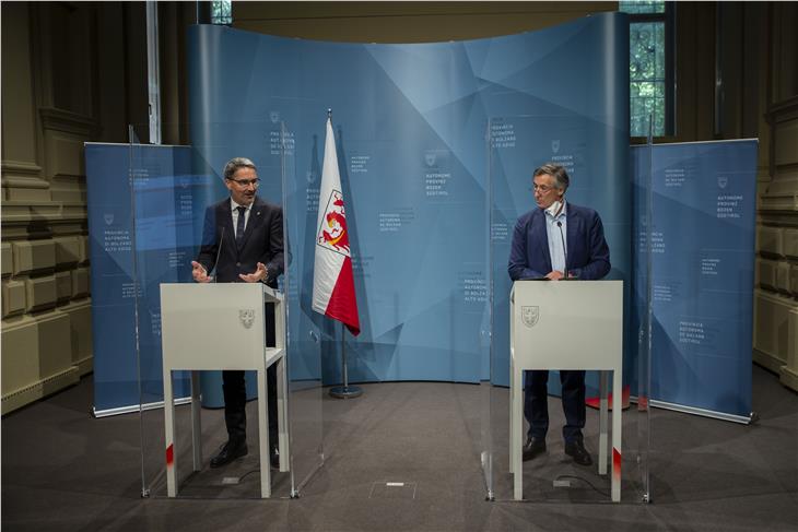 In allen Mitgliedsstaaten der EU gelte ab 1. Juli ein einheitliches Covid-Zertifikat, kündigten LH Kompatscher und LR Widmann bei der Pressekonferenz nach der Sitzung der Landesregierung an. (Foto: LPA/Fabio Brucculeri)