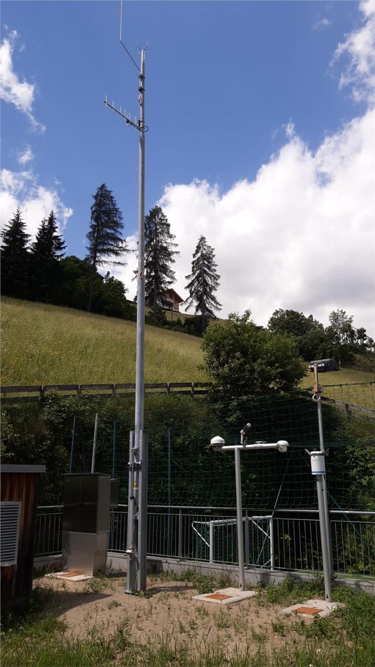 Hier wird's nicht so heiß: Die in dieser Woche fotografierte neu aufgestellte Wetterstation in Platt in Passeier, eine von rund 90 Wetterstationen in Südtirol (Foto: Agentur für Bevölkerungsschutz/Amt Meteorologie & Lawinenwarnung)