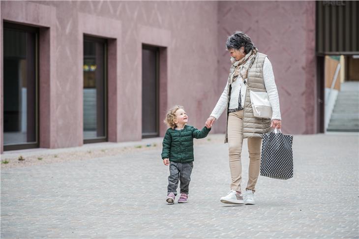 Omas und Opas von minderjährigen Enkelkindern können ab 1. Juli um die Großelternkarte ansuchen. (Foto: Familienagentur/Harald Wisthaler)