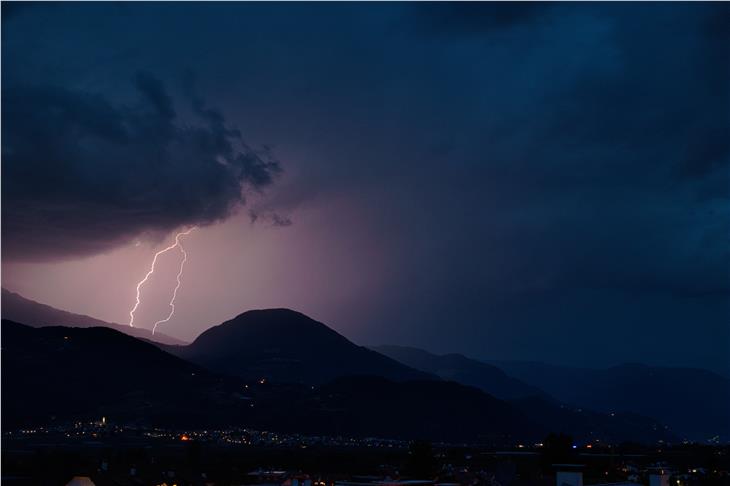 Gewitter im Anrollen: Blick von Terlan in Richtung Westen nach Nals und Tisner Mittelgebirge am gestrigen 7. Juli. (Foto: LPA/Florian Mair)