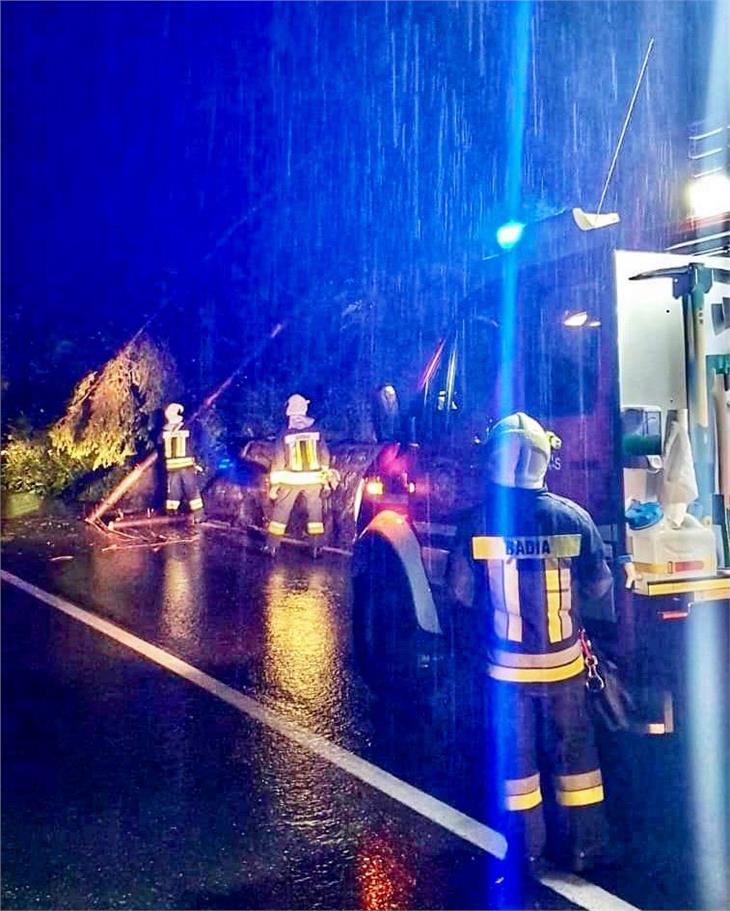 Wegen eines auf die Straße gestürzten Baumes rückte gestern die Freiwillige Feuerwehr Abtei aus. (Foto: LPA/Freiwillige Feuerwehr Badia/Abtei)