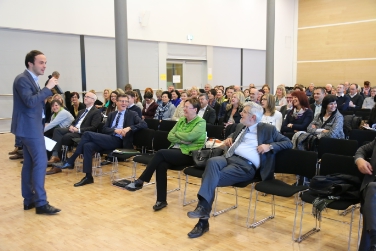 Landesrat Philipp Achammer hat bei der Herbsttagung der Schulführungskräfte unter anderem die staatliche Schulreform besprochen. Foto: LPA/me