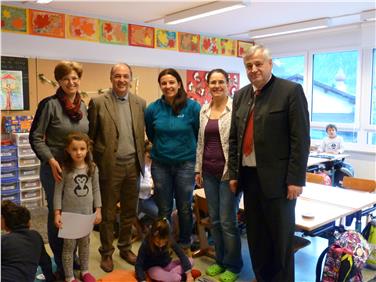 Stippvisite in der Grundschule St. Ulrich: LR Mussner und SAL Verra mit einigen Lehrerinnen (FOTO: LPA/M.Kostner)