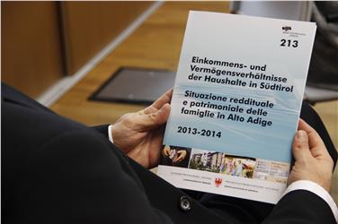 Die ASTAT-Studie über die Einkommens- und Vermögensverhältnisse der Haushalte in Südtirol wurde heute vorgestellt./Foto LPA rm