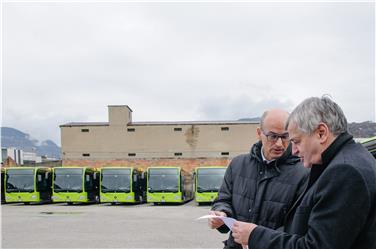 Der Aufwärtstrend sei für das Land Ansporn, den öffentlichen Nahverkehr weiter zu verbessern, so LR Mussner, im Bild mit Abteilungsdirektor Günther Burger - Foto: LPA/ohn
