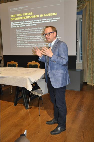 Referent Thomas Ohnewein erklärt den Unterschied zwischen Marketing und Öffentlichkeitsarbeit (FOTO: Esther Erlacher)