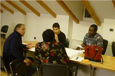 Warum sind Menschen mit Migrationshintergrund in der Erwachsenenbildung unterrepräsentiert? Das wollte das Amt für Weiterbildung in direkten Gesprächen mit Migrantenvereinen in Erfahrung bringen. Foto: Amt für Weiterbildung